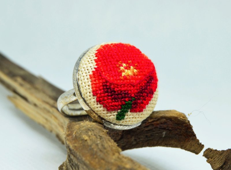 紅色罌粟花刺繡戒指 為她的十字繡自然首飾手工製作精美花卉禮物 - 戒指 - 繡線 紅色