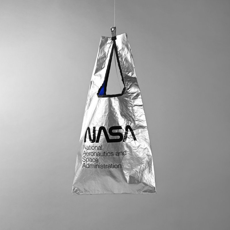 NASA Folding Eco Bag Silver - กระเป๋าถือ - วัสดุอีโค สีเงิน