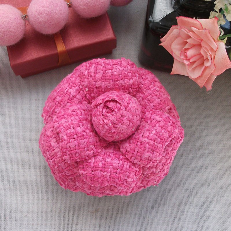 Camellia flower brooch in pink fabric - 胸針 - 羊毛 粉紅色