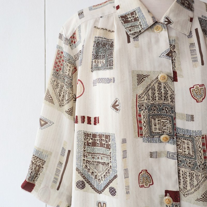 Early autumn Japanese-made retro print totem short-sleeved beige loose vintage shirt cardigan - เสื้อเชิ้ตผู้หญิง - เส้นใยสังเคราะห์ สีเหลือง