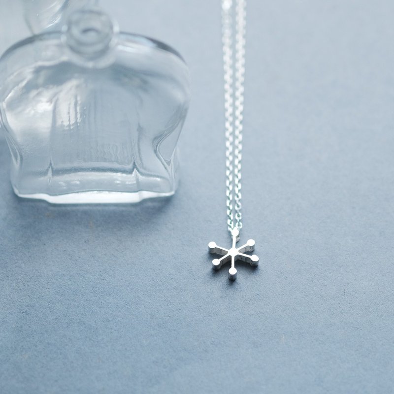 Small Snowflake Necklace Silver 925 - สร้อยคอ - โลหะ สีเงิน