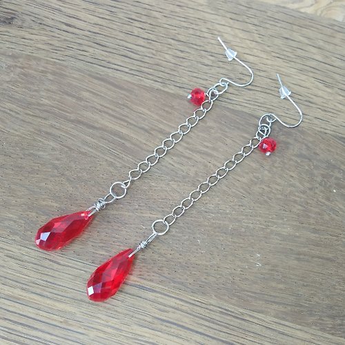 Cyberpunk Jewelry Boutique 帶有紅色水晶和十字架吊飾的動漫耳環。 吸血鬼耳環。 哥特耳環