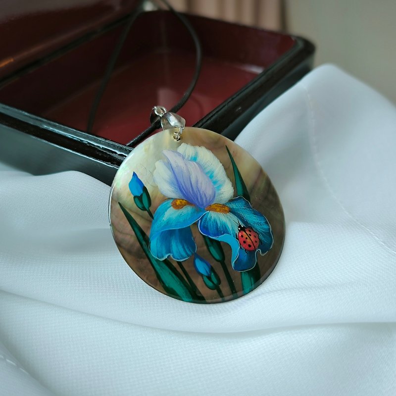 Pearl pendant necklace: Elegant blue Iris flower. Unique handmade jewelry shell - สร้อยคอ - เปลือกหอย สีน้ำเงิน