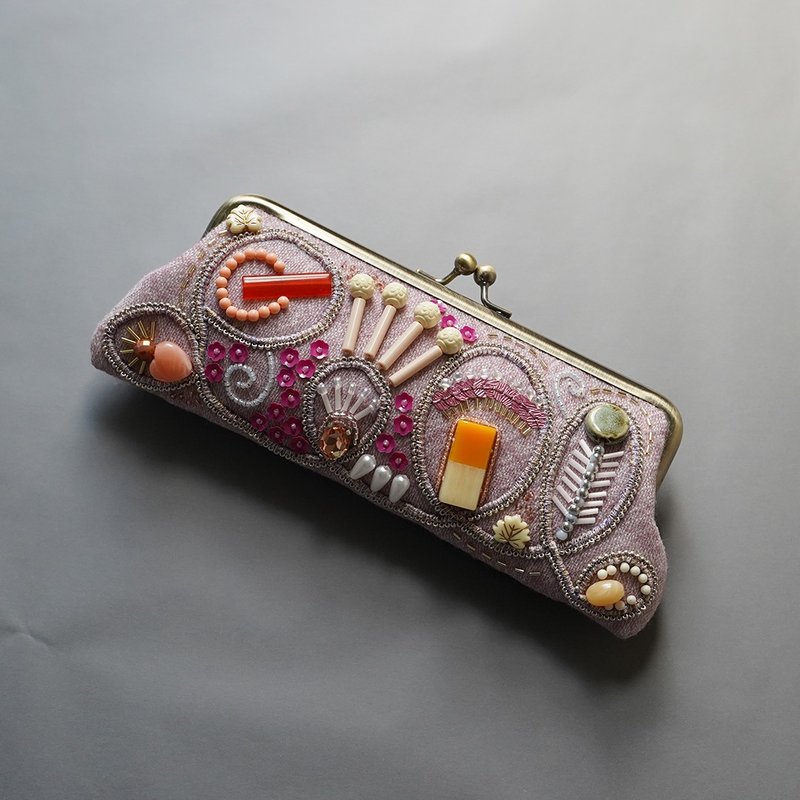 Can also be used as a glasses case. Beaded embroidered pen case kiss lock bag 17 Sakura pink One of a kind Free shipping Christmas Mother's Day gift - กล่องแว่น - ขนแกะ สึชมพู