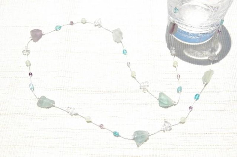 ラフロックフローライトの糸のネックレス - ネックレス - 宝石 グリーン