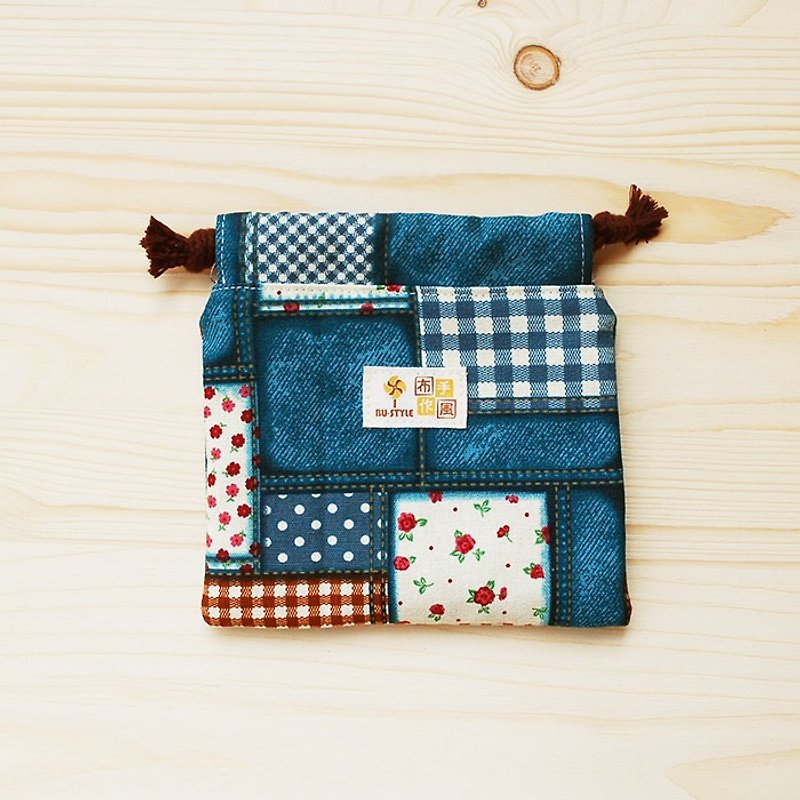 Floral plaid denim drawstring pocket (small) - กระเป๋าเครื่องสำอาง - ผ้าฝ้าย/ผ้าลินิน สีน้ำเงิน