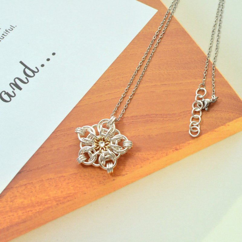 Chainmail Flower Pendant - สร้อยคอ - โลหะ สีเงิน