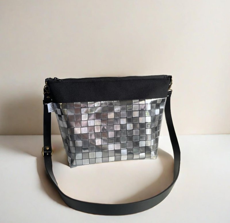 Japanese brick waterproof crossbody bag - กระเป๋าแมสเซนเจอร์ - วัสดุกันนำ้ สีดำ