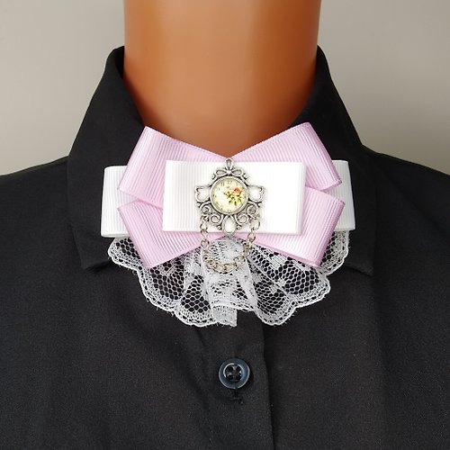 Alternative Crochet Boutique 淡紫色白色領結胸針。 衣領蝴蝶結胸針。 帶鏈條的蕾絲領結別針