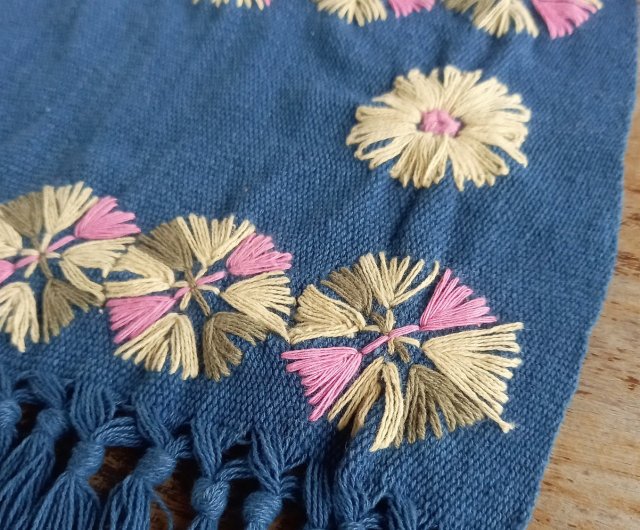 草木染めの手刺繍クロス 藍 / 棚飾り / 手織りコットン / 3色の花 / 1点もの, one-of-a-kind, 敷物, インテリア飾り -  ショップ Chiku Chiku Tong Tong その他 - Pinkoi