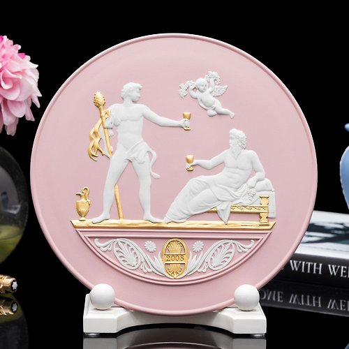 擎上閣裝飾藝術 英國製Wedgwood稀有2008粉紅碧玉浮雕年度生日鑲金裝飾陶瓷盤