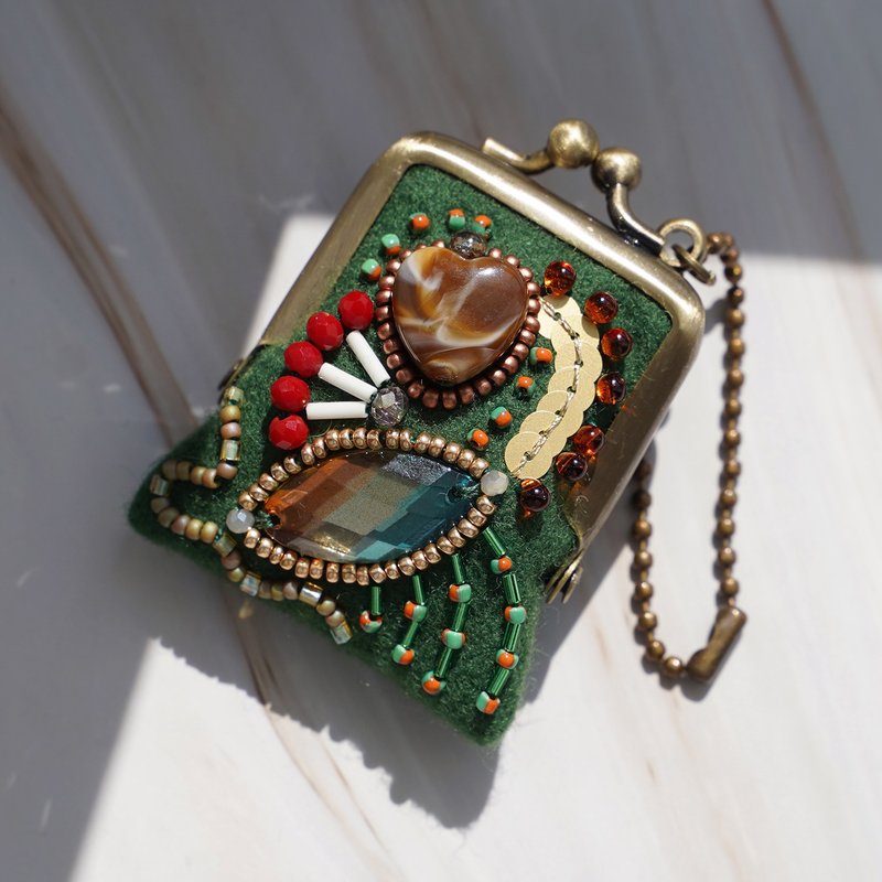 小さなビーズ刺繍のがま口 No.78 グリーン×ウール ネックレス・バッグチャームにも アクセサリーケース 一点物 - 吊飾/掛飾 - 羊毛 綠色