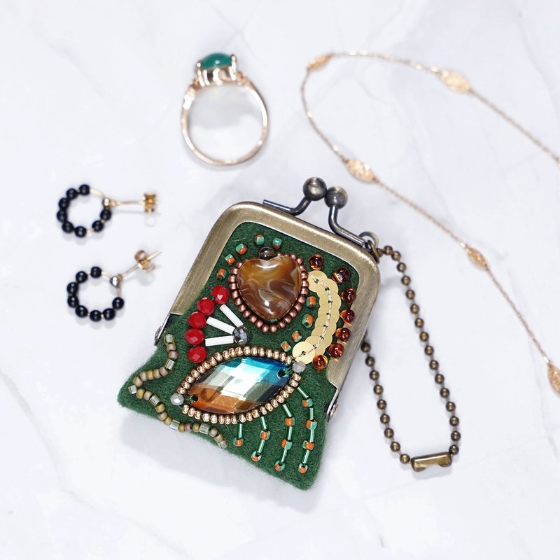 珠繡口金小包 No.78 綠色×羊毛 | 可當項鍊/包包掛飾 | 首飾收納 - 吊飾 - 羊毛 綠色