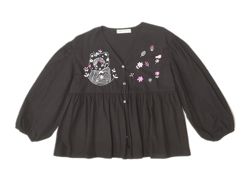 Black cotton V-neck, long sleeves, hand-embroidered Girl wearing a bear hat and flower lover - 女上衣/長袖上衣 - 繡線 黑色