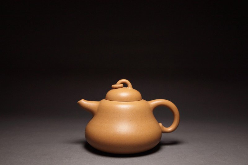 [Gourd] Yanhuang Land Art Longshan Hall carefully selected traditional handmade pot Benshan Section 220cc - Teapots & Teacups - Pottery Yellow