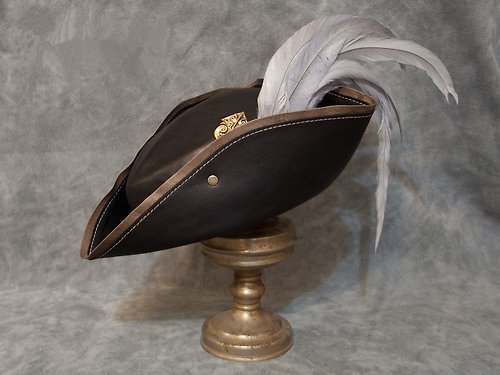 Svetliy Sudar Leather Arts Workshop Lady Maria leather hat v.2 inspired Bloodborne / hat with feathers / tricorne