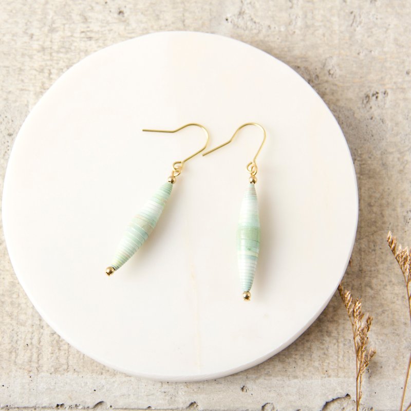 Light green single bead spindle earrings - ต่างหู - กระดาษ สึชมพู