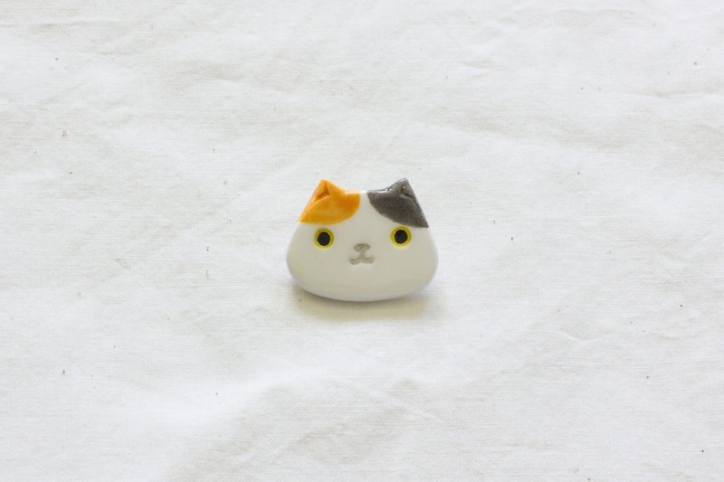 Hand for yellow and black spotted cat brooch accessories - เข็มกลัด - ดินเหนียว หลากหลายสี