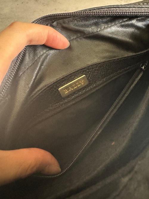 中古の本物のバリーレザークロスボディバッグ 機内持ち込み用 中古の本物のバリーレザークロスボディバッグ 機内持ち込み用