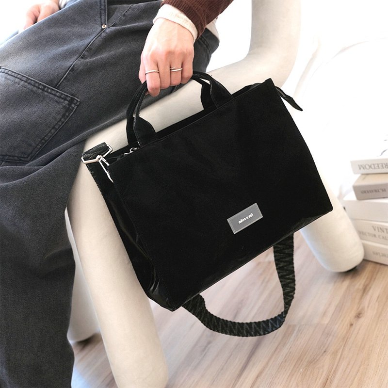 Korean wrinkled dual-purpose zipper square bag - Stone black environmentally friendly DuPont paper material hand-held shoulder cross-body bag - กระเป๋าแมสเซนเจอร์ - กระดาษ สีดำ