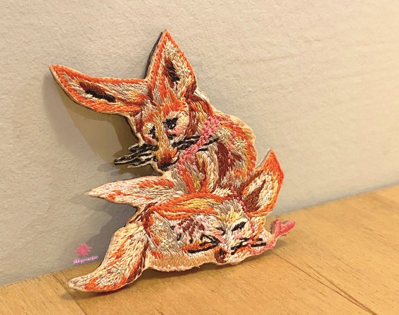Fox Newbie Delicate Embroidery Pin - เข็มกลัด/พิน - ผ้าฝ้าย/ผ้าลินิน สีส้ม