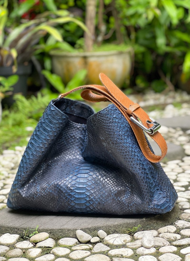 Black Snakeskin Crossbody Bag Python Leather Purse  Medium Size Bag Black Clutch - 手袋/手提袋 - 真皮 灰色