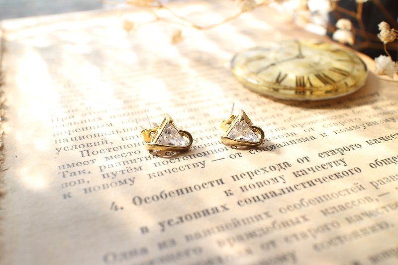 Light triangle-zircon brass earrings - ต่างหู - โลหะ 