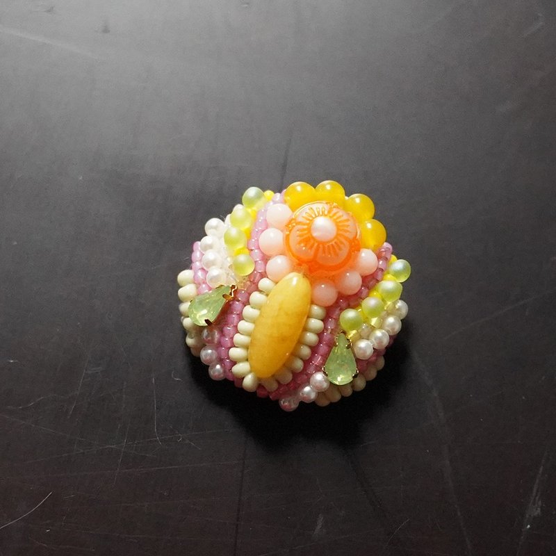 とても軽いおゃべりなブローチ24 ビーズ刺繍のブローチ　マルチカラー - 胸針 - 塑膠 多色