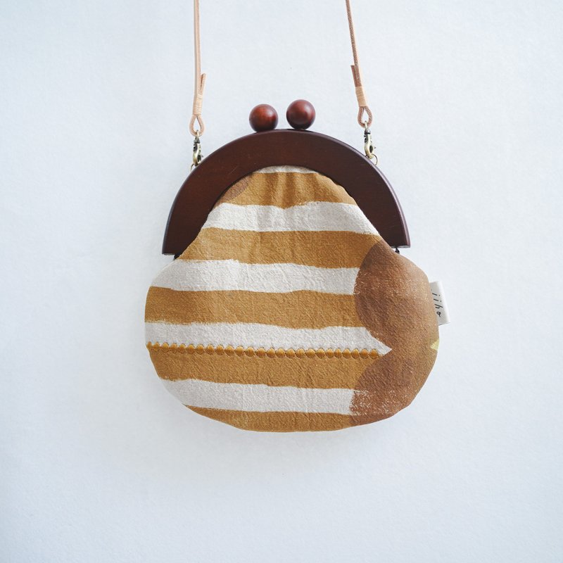 Wooden handmade geometric silk-printed genuine leather kiss lock bag side backpack limited to one Valentine's Day - กระเป๋าแมสเซนเจอร์ - ผ้าฝ้าย/ผ้าลินิน สีเหลือง