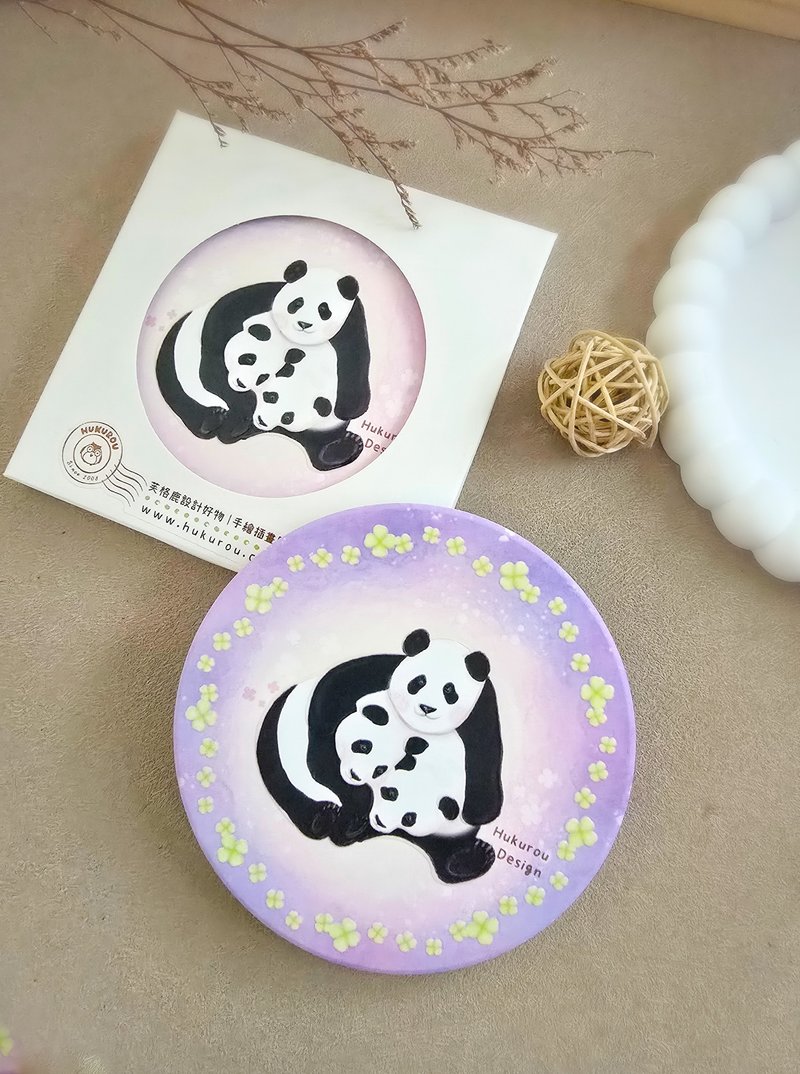 パンダのお母さんと双子のパンダが描かれた陶器の吸水コースター。 - コースター - 磁器 