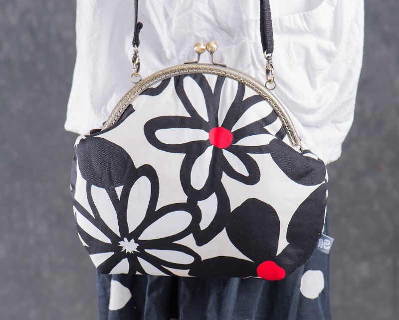 【大花兒】復古金屬口金包-大款 #隨身包 #可愛 #花朵 - 側背包/斜孭袋 - 棉．麻 白色
