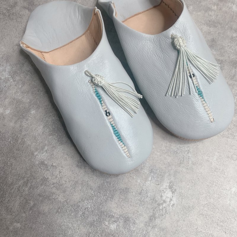 Moroccan babouche room slippers minimalist tassel grey - รองเท้าแตะในบ้าน - หนังแท้ สีเทา