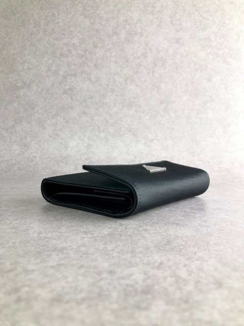 日本直送 名牌中古包 】PRADA プラダ 財布 ブラック トライアングル