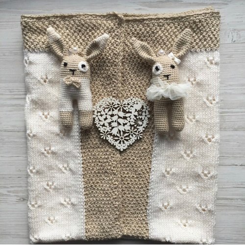 アイボリーとベージュの手編みブランケット、おもちゃが 2 つ付いてい