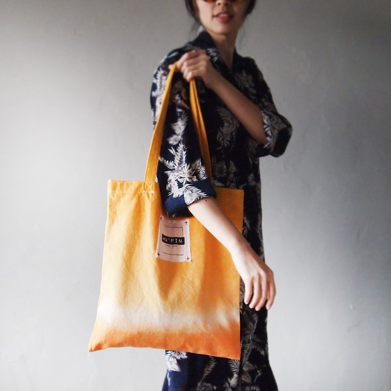 Sunset color bicolor - Canvas hand dyed Tote bag back - กระเป๋าแมสเซนเจอร์ - ผ้าฝ้าย/ผ้าลินิน สีส้ม
