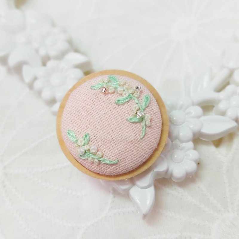 British hand-embroidered beaded wreath wooden frame brooch - เข็มกลัด - งานปัก สึชมพู