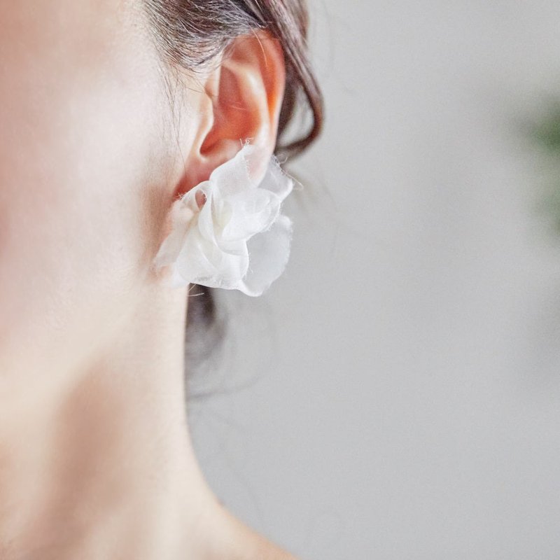 リリィ|大きさえらべる花咲きぽんぽんフリル|ピアス/イヤリング - ピアス・イヤリング - その他の素材 ホワイト