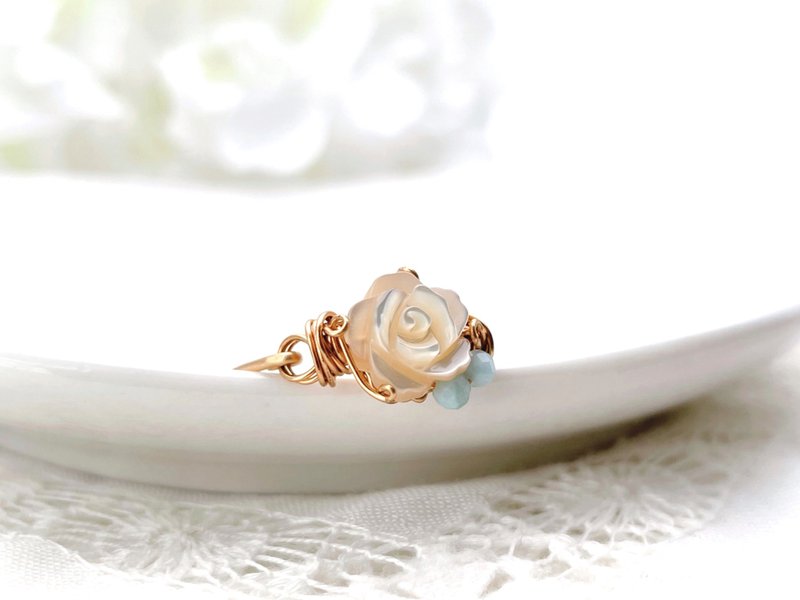 Maries garden rose - Mother of pearl and Larimar wire ring - แหวนทั่วไป - เปลือกหอย ขาว