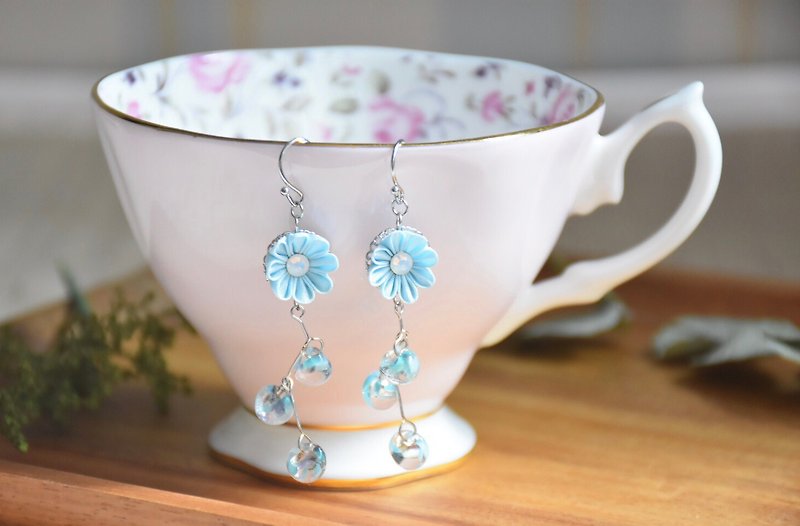 Pink blue teardrop glass tears custom-made silk flower earrings / つまみ细工ピアス - Earrings & Clip-ons - Silk Blue