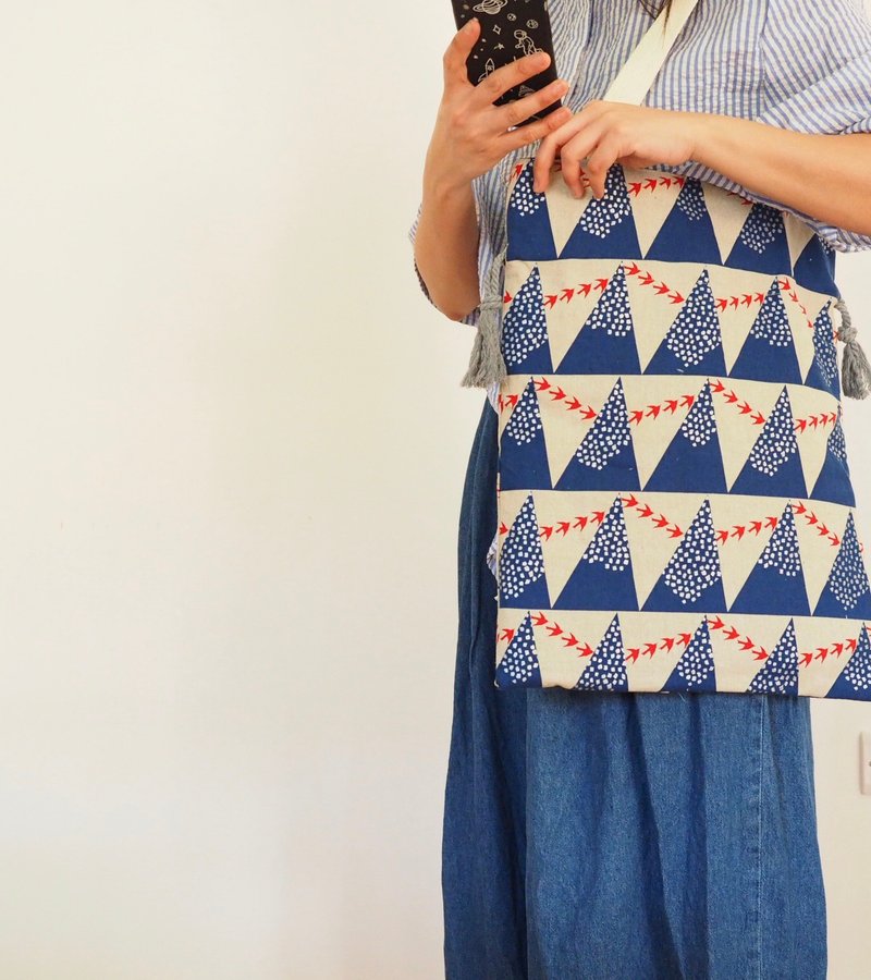 Handmade canvas bag made with vintage baby embroidery - กระเป๋าแมสเซนเจอร์ - ผ้าฝ้าย/ผ้าลินิน สีน้ำเงิน