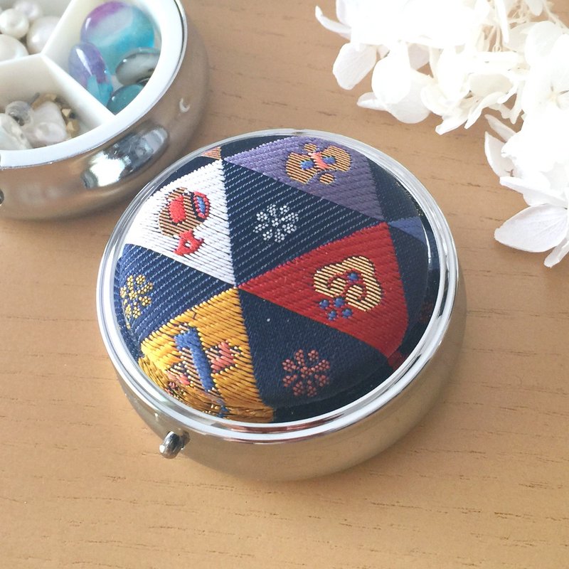 和文様ピルケース・大 ( 3仕切り・シルバー)【金襴】 - 居家收納/收納盒/儲物盒 - 其他金屬 藍色