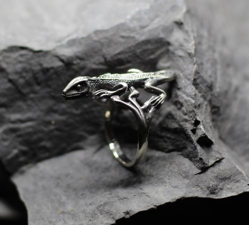 あなたの指にトカゲのジュエリーシルバーリング。どんなサイズでも