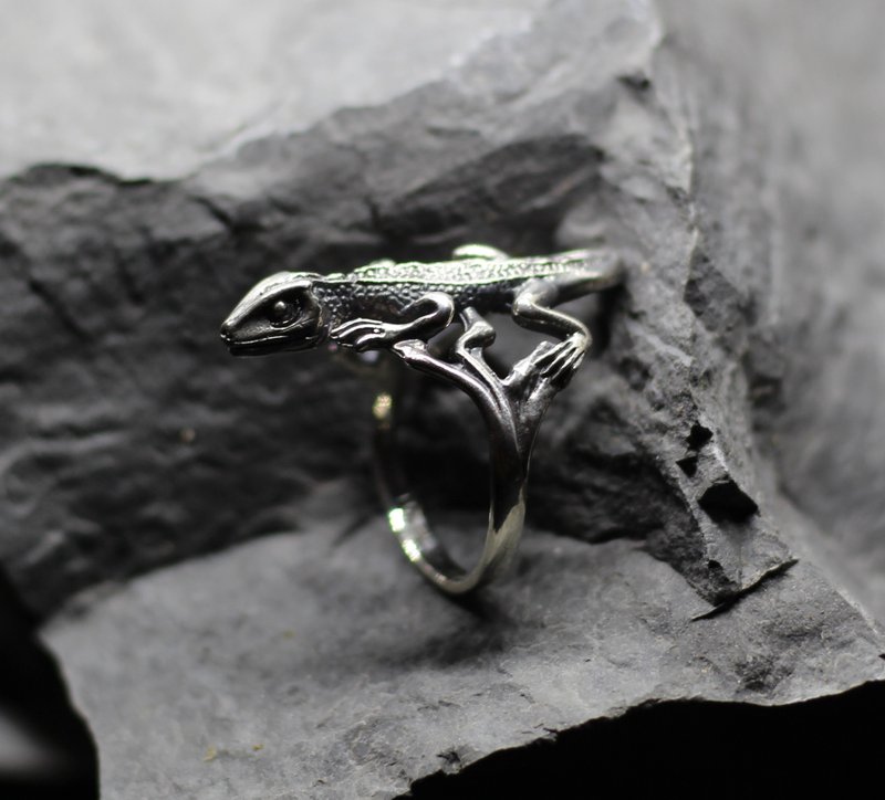 Lizard on your finger jewelry silver ring. ANY SIZE. Whole body figure of lizard - 戒指 - 純銀 銀色