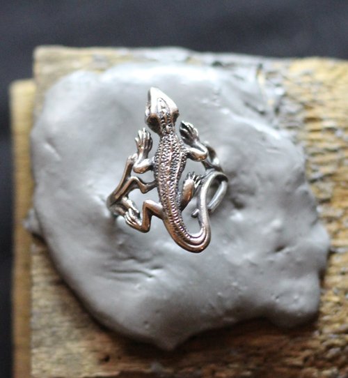 あなたの指にトカゲのジュエリーシルバーリング。どんなサイズでも