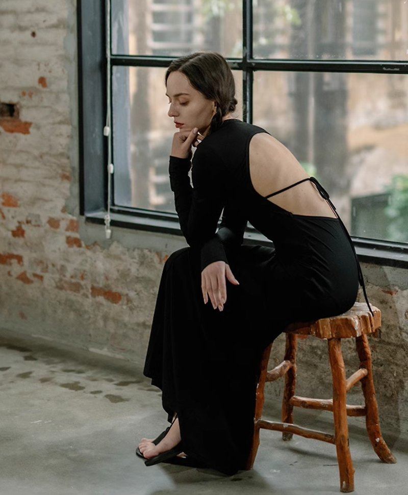 French minimalist A-hem backless long-sleeved dress - ชุดเดรส - วัสดุอื่นๆ สีดำ