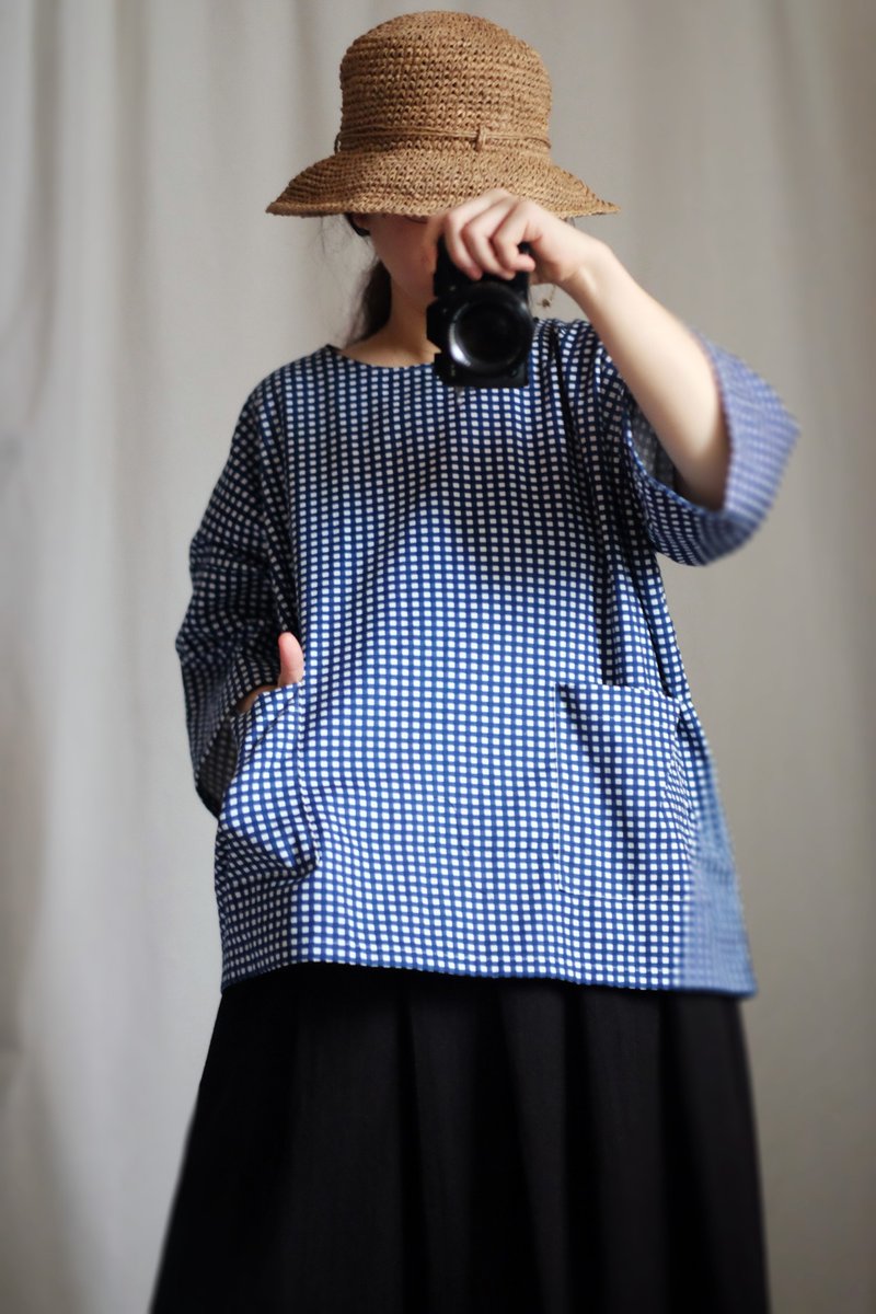 Sleeve Sleeve Square Shirt with Thick Blue Lines - เสื้อผู้หญิง - ผ้าฝ้าย/ผ้าลินิน สีน้ำเงิน