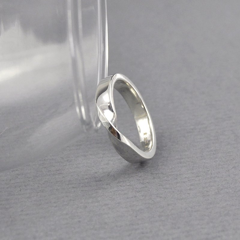 Sterling Silver Twist Ring / Mobius Ring - แหวนทั่วไป - เงินแท้ สีเงิน