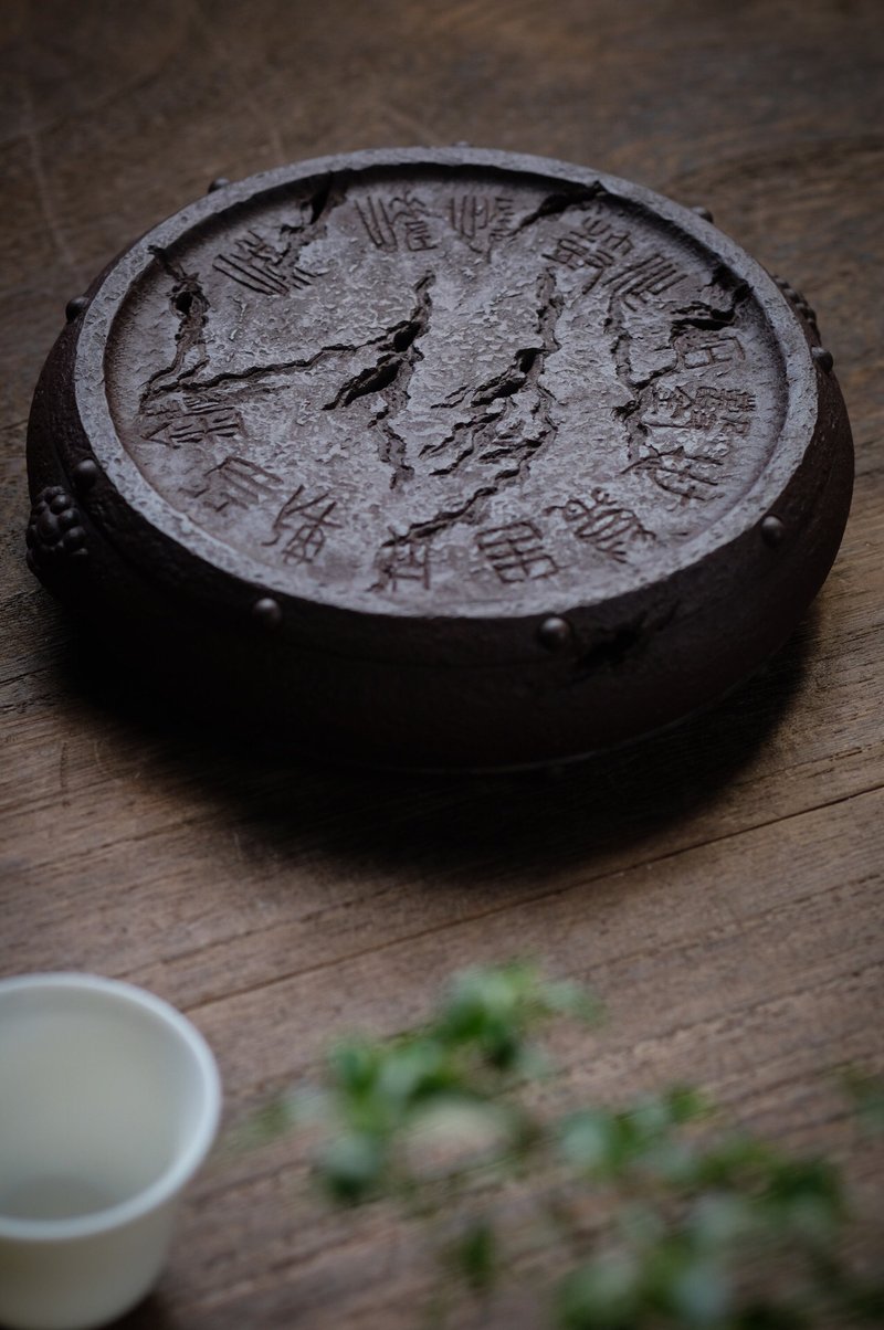 The purple clay pot and Stone are dry and soaked in one go. Qin Stone is used as the prototype. The ancient charm is full of ingenious design. - ที่รองแก้ว - ดินเผา สีเทา