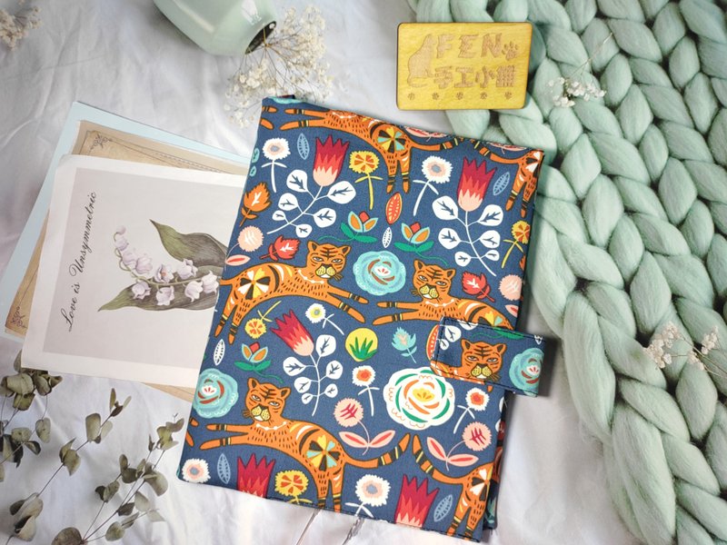 預購款-磁釦款左手翻-動物系列-美國限量布系列-莫蘭迪藍底花老虎 - 書衣/書套 - 棉．麻 