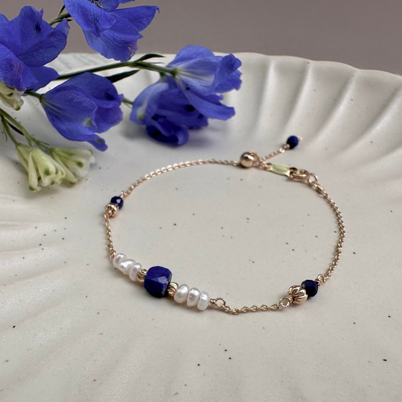 [July・Little Flying Swallow] Refined Flowers Become You | Lapis Lazuli Pearl Bracelet Length Adjustable Natural Crystal - สร้อยข้อมือ - เครื่องเพชรพลอย สีน้ำเงิน